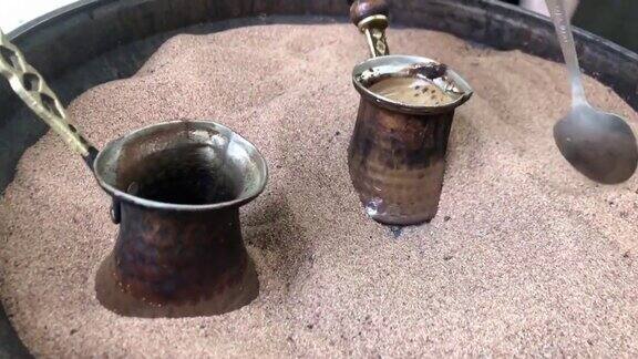 在土耳其传统的做法是用热沙煮咖啡这种咖啡壶在土耳其被称为“cezve”