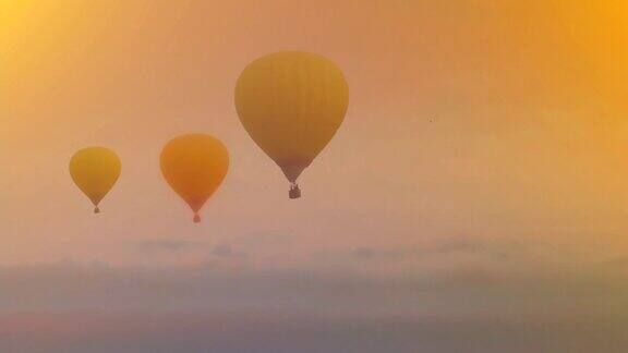在晚霞中飞翔的气球