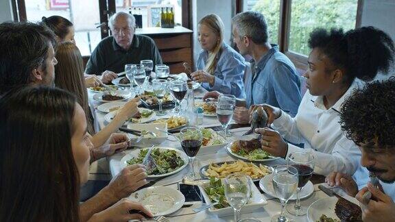 一家人在阿根廷帕里利亚餐厅用餐的慢镜头