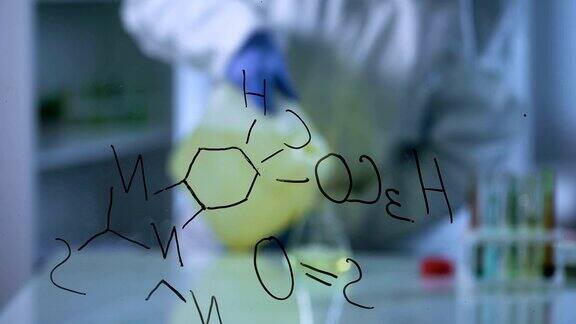 科学家将生物燃料倒入实验室烧瓶中化学配方在玻璃板上