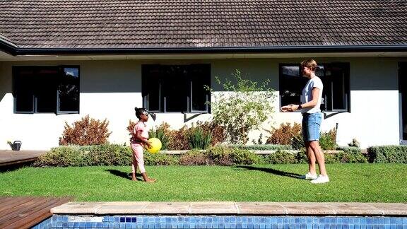 养母和一个非洲养子一起打球