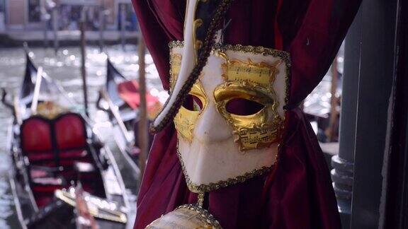 威尼斯狂欢节面具以黄金装饰以威尼斯的大运河和贡多拉为背景浪漫的威尼斯