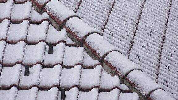 冬天早晨屋顶上的雪