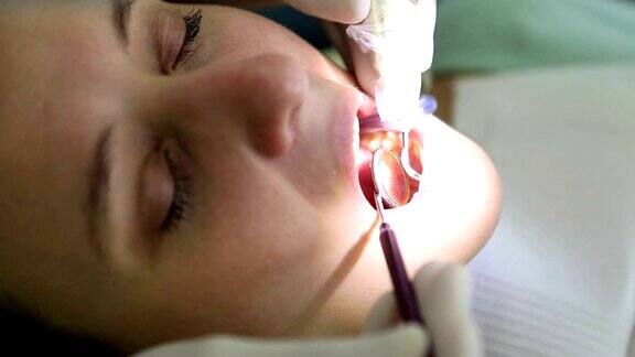 牙医在牙科医生处作口腔检查时应将病人张开的嘴巴封闭