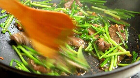 蒜头、韭菜、猪肝用平底锅煎炒