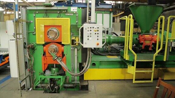 轮胎厂的现代化机器准备胶带