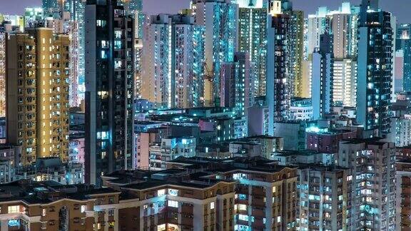 住宅楼的窗户在夜晚闪烁午夜灯火通明的拥挤城市