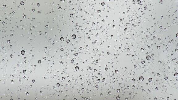 雨点滑落在窗户上