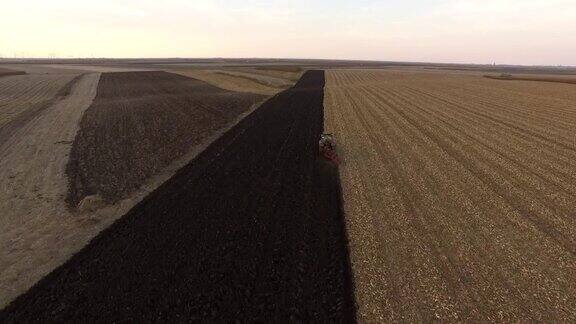 无人机拍摄的一名农民在拖拉机上犁地