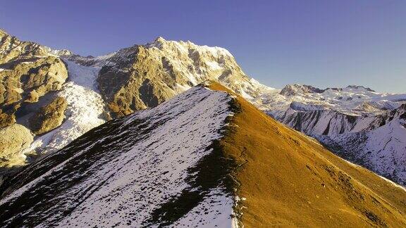 从无人机的角度看位于喜马拉雅山中北部的山脊