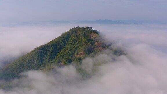 清晨福Thok山的山顶上弥漫着薄雾