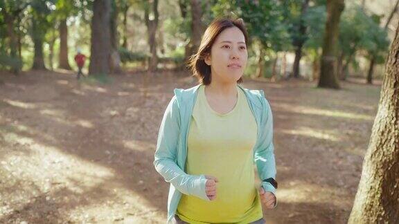 孕妇在公园慢跑