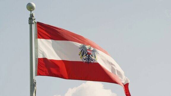 在一个阳光明媚的日子奥地利国旗在风中飘扬的慢动作镜头