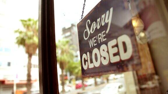 咖啡店玻璃门上的关闭标志