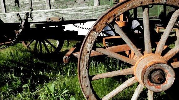 旧的马车轮子