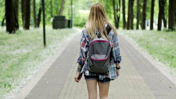 夏天背着背包去公园的年轻女子