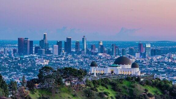 时间流逝-洛杉矶和格里菲斯公园天文台在美国加州黄昏