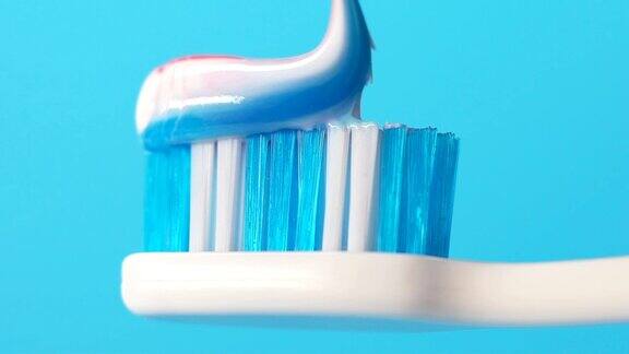 牙膏挤到牙刷上口腔卫生菌斑预防特写