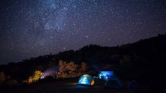 在有星星和银河的山上露营