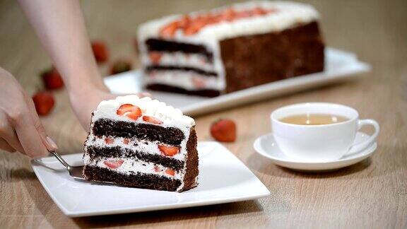 这块带草莓的巧克力蛋糕
