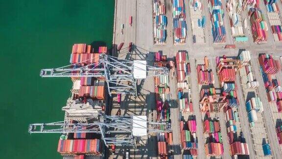 集装箱船在进出口和商业物流危机-19商业衰退和蓝海工作起重机贸易港口海运货物到港无人机鸟瞰国际运输商业物流概念