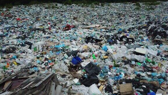 鸟瞰图大量的塑料垃圾低生态环境灾难