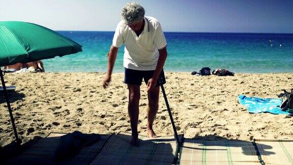 一名男子正在撑沙滩伞