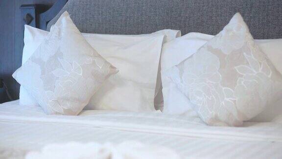 白色的床上放着白色的枕头