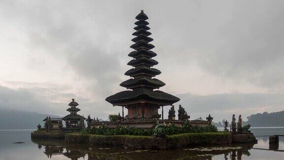 巴厘岛的乌伦达努神庙
