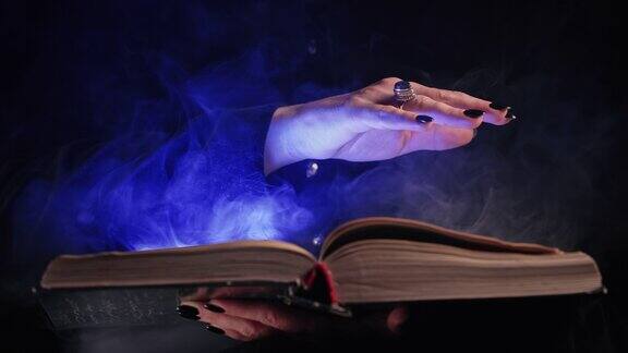 女女巫会变魔术从魔法书中施法魔术师学习仪式深奥的万圣节角色扮演概念