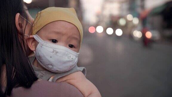 新冠肺炎:母亲和男婴戴医用口罩