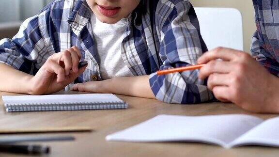 父亲和儿子一起做家庭作业准备困难的测验特写