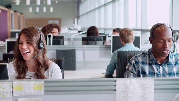 男性和女性呼叫中心工作人员戴着耳机