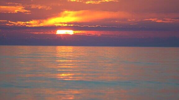 太阳沉入海面上的地平线
