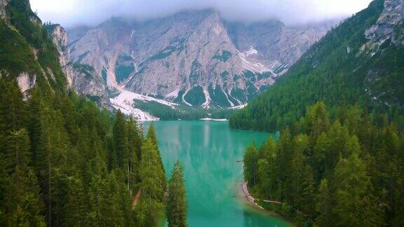 PragerWildsee壮观的浪漫的地方与典型的木船在高山湖LagodiBraiesBraies湖Dolomites南蒂罗尔意大利欧洲
