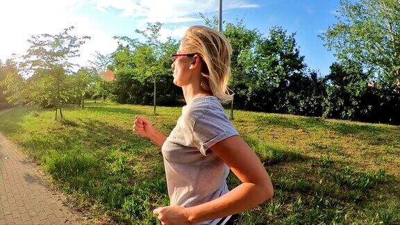 在阳光下慢跑的女人