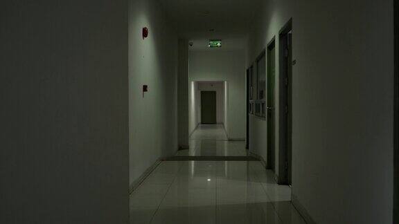 又长又黑的医院走廊