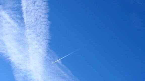 喷气式飞机进入蓝色天空中巨大的尾迹