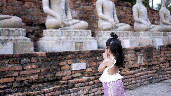 小女孩正在寺庙里祈佛