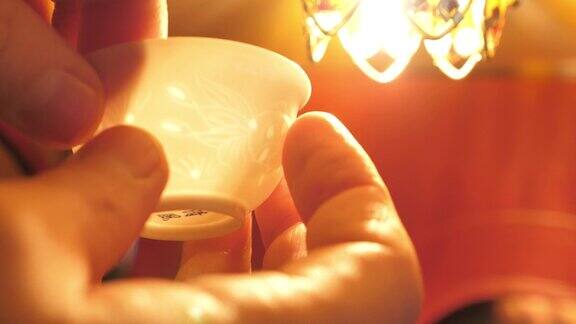 薄瓷杯是半透明的茶道手工