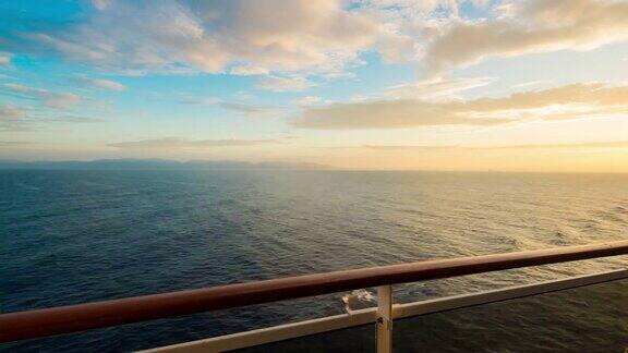 日落时在海上巡航