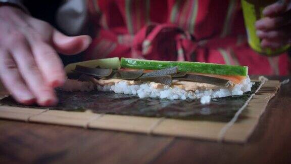 4K传统厨师在寿司卷中加入醋