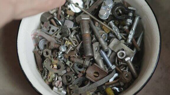 许多不同的螺钉螺栓垫圈和紧固件旧的和用于金属碗