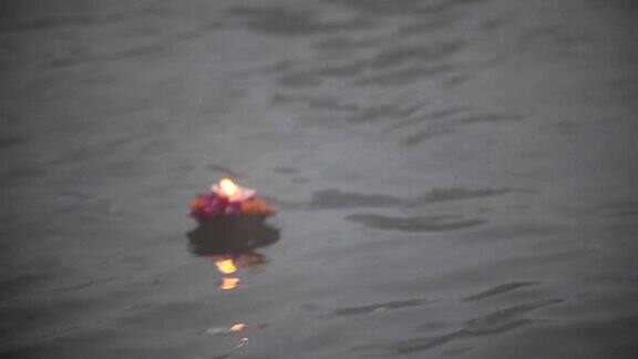 印度瓦拉纳西:漂浮在恒河上的鲜花和蜡烛