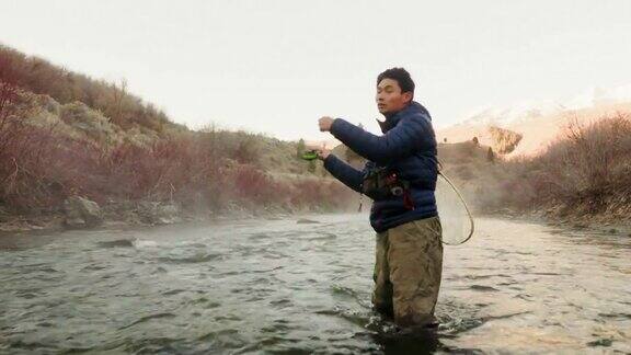 亚洲人在犹他州的普洛佛河飞钓