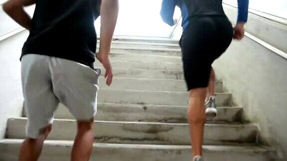 两个年轻人在锻炼跑上楼梯