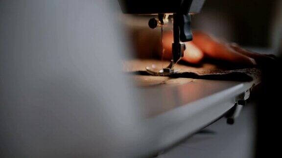 裁缝在缝纫机上工作