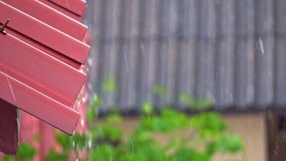 在炎热的季节里随季节而下雨的雨水