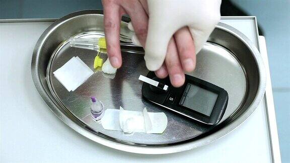 护士测量病人的血糖