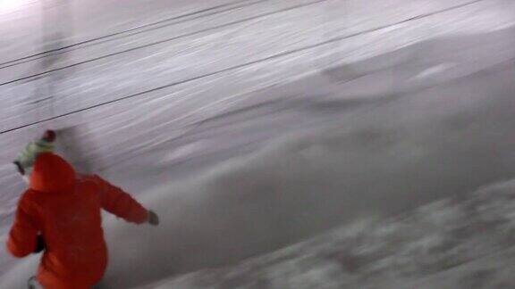 夜滑雪板红夹克滑雪板深粉末喷雾椅子升降机